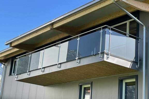 Balkongeländer; Chromstahlpfosten mit Glashalterungen, Chromstahlhandlauf Füllungen in Glas mit Graumattfolie