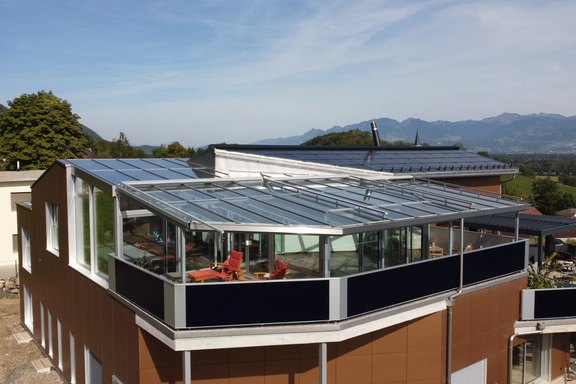 Wintergarten und Solargeländer: Glasdach mit Aluminiumfronten als erweiterter Wohnbereich 