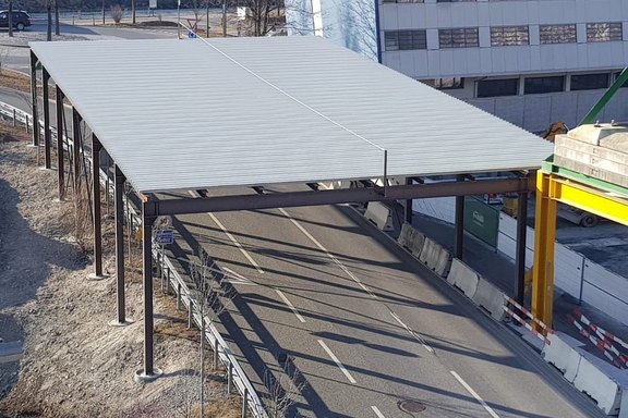 Schutztunnel; Stahlbau mit Trapezblecheindeckung