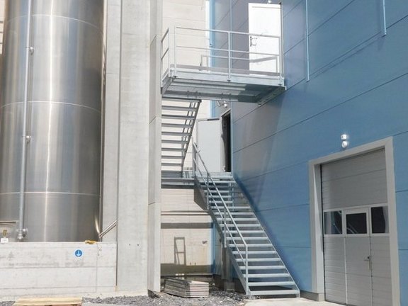 Aussentreppe mit Zwischenpodest; Stahlwangen mit Gitterosttritten und Industriegeländer