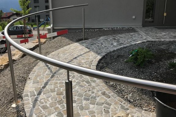 Aussenhandlauf rund; in Biege- und Walztechnik, montiert auf Chromstahlpfosten in Rundrohr CNS