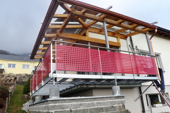 Balkon; Stahlkonstruktion und Geländer mit CNS Handlauf und Blechfüllung