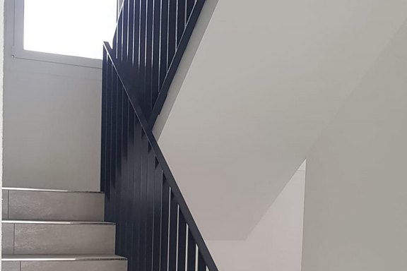 Innen-Treppengeländer; Staketen ohne Handlauf, Oberfläche farbbeschichtet