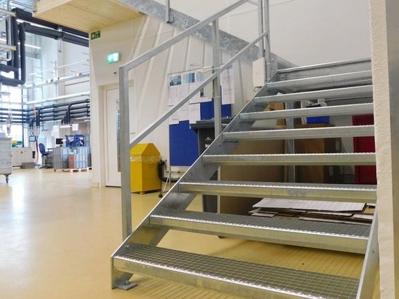 Innentreppe mit Zwischenpodest; Stahlwangen mit Gitterosttritten und Industriegeländer
