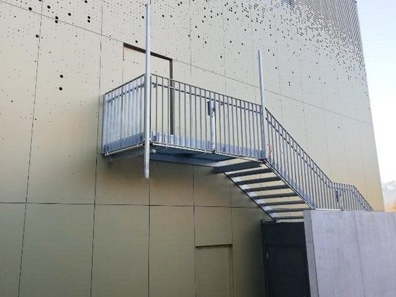 Aussentreppe; Stahlwangen mit Gitterrosttritten und Staketengeländer 