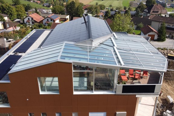 Wintergarten und Solargeländer: Glasdach mit Aluminiumfronten als erweiterter Wohnbereich 