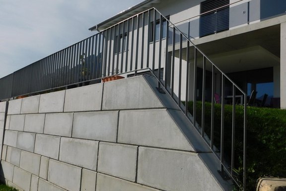 Aussengeländer mit Schrägen; Stützen, Ober-, Untergurt und Staketen, Oberfläche duplexiert 