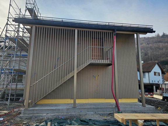 Aussentreppe; Handlauf und haushohe Lamellen