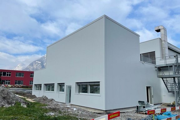 Stahlbau mit Paneelfassade, Fenster und Türen; Objekt ab Beton