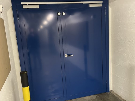 Brandschutz-Stahltüre EI30 mit Schliessfolgeregelung und Rückhaltemagneten