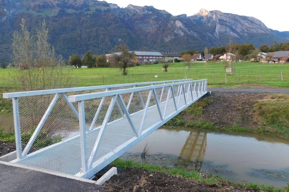Fachwerkbrücke; in Stahl mit Gitterrostboden und Maschendraht als Absturzsicherung