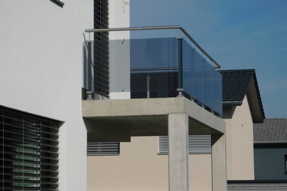 Balkongeländer; Chromstahlpfosten mit Glashalterungen, Chromstahlhandlauf Füllungen in Glas mit Graufolie