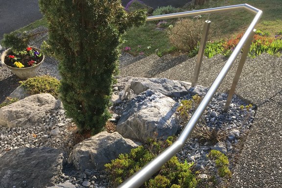 Aussenhandlauf Terrainangepasst; Vierkant-Chromstahl-Stützen eingegossen, Handlauf aufgesetzt