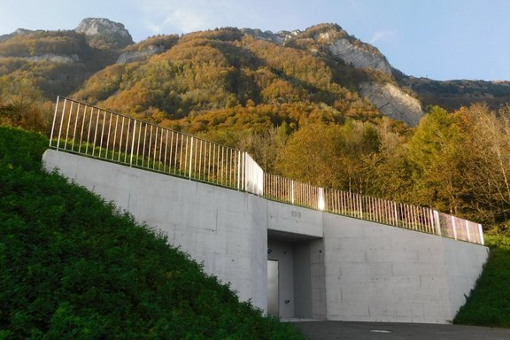 Absturzsicherung Flügelmauer: Staketen Chromstahl rostfrei