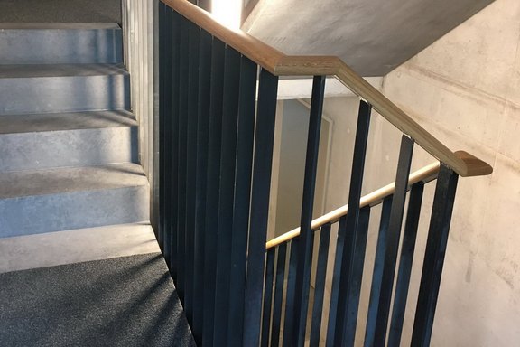 Treppengeländer innen; Flachstahl-Staketen mit Eichenholzhandlauf, Oberfläche Stahl roh geölt