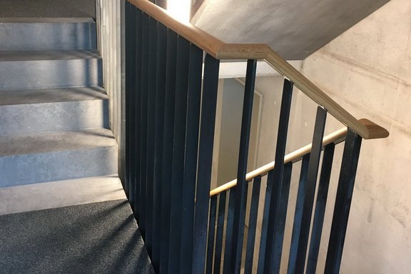 Treppengeländer innen; Flachstahl-Staketen mit Eichenholzhandlauf, Oberfläche Stahl roh geölt