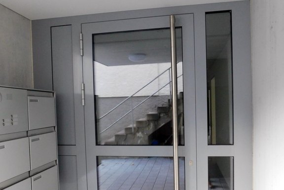 Eingangstüre; Aluminiumtüre mit Seitenteil, Glasfüllung CNS-Stossstange