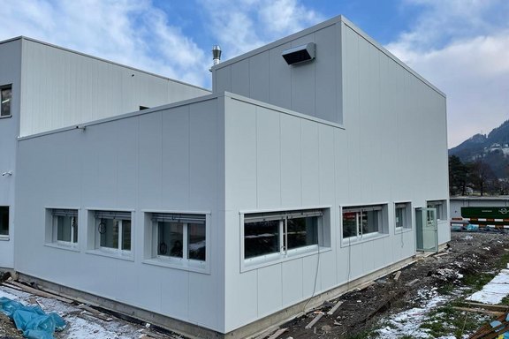 Stahlbau mit Paneelfassade, Fenster und Türen; Objekt ab Beton