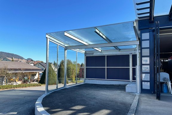 Stahlkonstruktion mit Glasdach und Seitenwänden