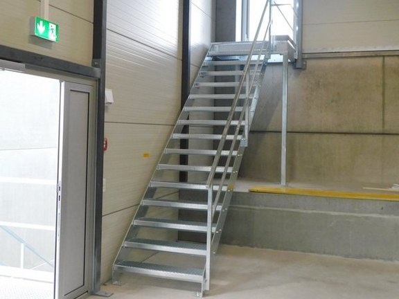 Innentreppe; Stahlwange mit Gitterrosttritten und Industriegeländer