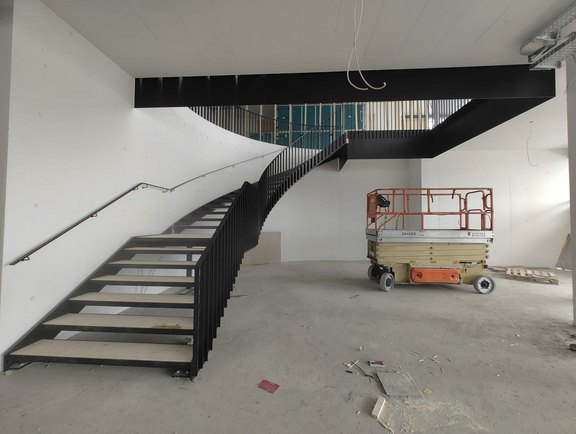 Innentreppe; Stahlwangen mit 3-Schichttritten, Handlauf und Staketengeländer